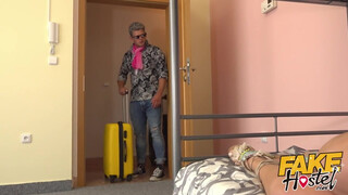 Fake Hostel szűk pinájú olasz nőci és dupla fallosz