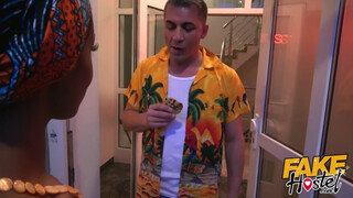 Fake Hostel afrikai kisasszony és egy latina bula közösen