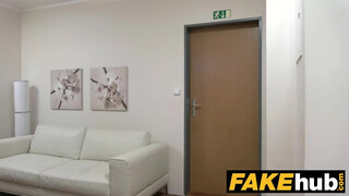 Fake Agent - német tini hölgyemény ki akarja próbálni a pornózást