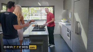 Brazzers - Courtney Taylor a férje haverjával baszik