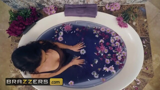 Brazzers - Katana Kombat fürdés után közösül is