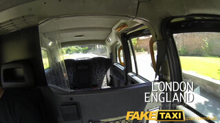 FakeTaxi amerikai félvér csajszi kúrni akar
