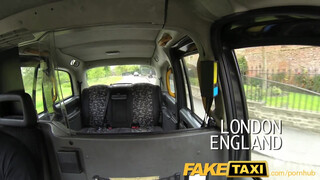 FakeTaxi pornósnak készülő bula megmutatja mit tud