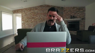 Brazzers - a pici ártatlan tini idősebb farkat kíván