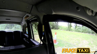 FakeTaxi még a sofőr seggét is kinyalja a spiné