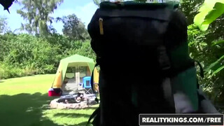 REALITY KINGS - Alana Luv szabadban dug