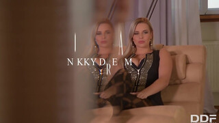 Nikky Dream izgató ruhában maszturbál