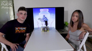 Tini pici cickós picsa és a tetovált csávó - Hot Guys Fuck