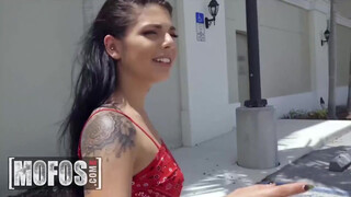 Mofos - Gina Valentina az utcán lovagol a faszon