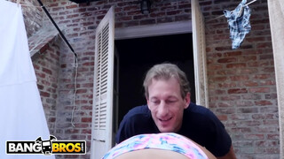 BANGBROS - Az isteni August Ames a szabadban kúr