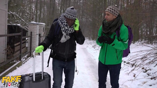 Hatalmas cickós tini hölgyemény és a turista srácok - Fake Hostel