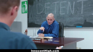 InnocentHigh - Izzy Bell a tanár előtt kefél