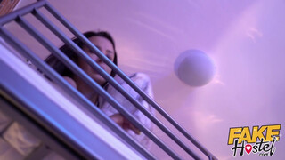 Freya Dee és Andreina Deluxe a fázós tini luvnyák - Fake Hostel