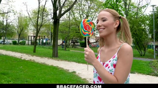 BraceFaced - foncsikos és fogszabályzós tini bige