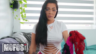Mofos - Mj Fresh a izgató hatalmas tőgyes tini