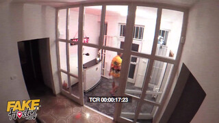 Három leszbikus kisasszony kényezteti magát - Fake Hostel
