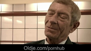 Magyar pornófilmes bige kúrel idős sráccal - Oldje