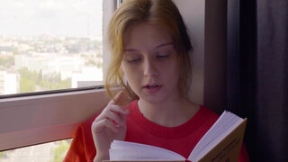 ULTRAFILMS - szexy tini spiné begerjed egy könyvre