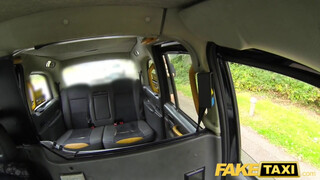 Fake Taxi - Méretes cickós milf bekúrva a hátsó ülésen