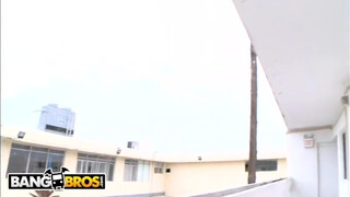 BANGBROS - Kiara Marie a méretes popsis kolumbiai milf
