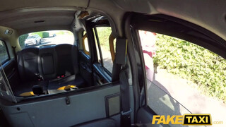 Fake Taxi - Alex Harper felizgult a taxiban