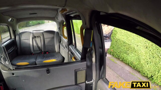 Csöcsös tini csajszi segget nyal - Fake Taxi