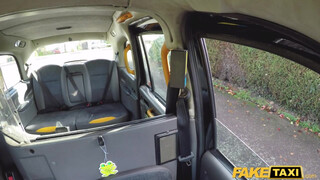 Phoenix Madina kinyalja a taxis seggét - Fake Taxi