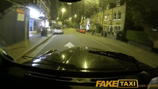 FakeTaxi - Tia Layne bekúrva a taxiban