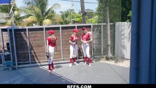 BFFS - Baseball ruhás csajok dugni is tudnak