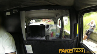 Faketaxi - szőrös pinájú milf bige kefél egyet