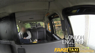 FakeTaxi - maga mutogató hölgyemény a taxiban