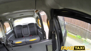 Fake Taxi - Érett nő megkúrva a hátsó ülésen
