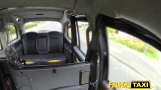 Fake Taxi - Méretes picsájú kolumbiai milf popsiba kúrva