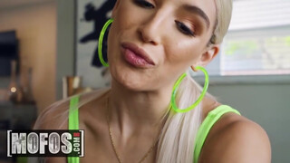MOFOS - Abella Danger szőrös muffja megbaszva