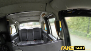 Fake Taxi - ausztrál picsa a szabadban is szereti csinálni