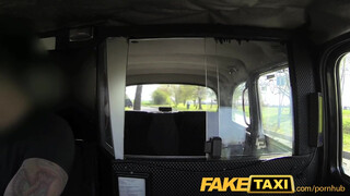 FakeTaxi - ártatlan pici tini picsa és a vastag fütykös