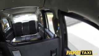 Fake Taxi - Titkárnő milf kinyalja a taxis seggét