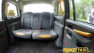Fake Taxi - Csöcsös spiné kefél a hátsó ülésen