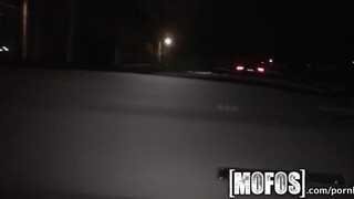 Mofos - Indigo Augustine a méretes tőgyes tini