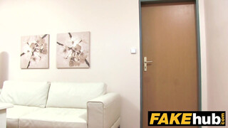 Fake Agent - elálló fülű vörös lány