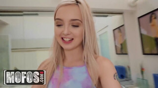 MOFOS - Lexi Lore alaposan popóba rakva