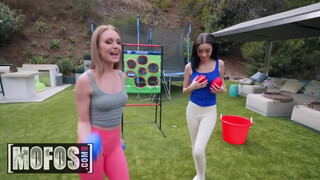 MOFOS - Daisy Stone és Scarlett Bloom hármasban dugnak