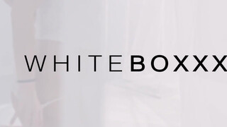 WHITEBOXXX - Nancy beleül a méretes farokba