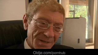 Idős pöcs és a fiatal titkárnője
