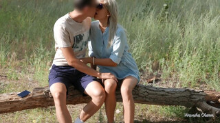 Veronika Charm - Világos Szőke barátnő a parkban szop