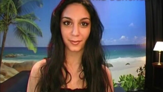 Mia Sanchez feldug egy méretes műbrét