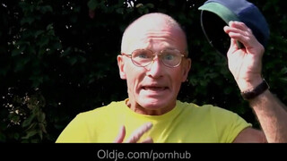 Idős tata hátsó bejáratba kúrja a szexy tinit