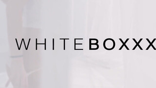 WHITEBOXXX - Nicole Black kinyalatja a pináját