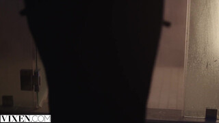 VIXEN - Allie a bombázó világos szőke milf