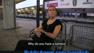 PublicAgent - vonatra váró szomorú picsa
